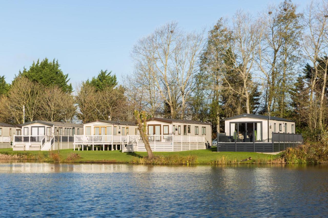 Clearwater Villa South Cerney Exterior photo