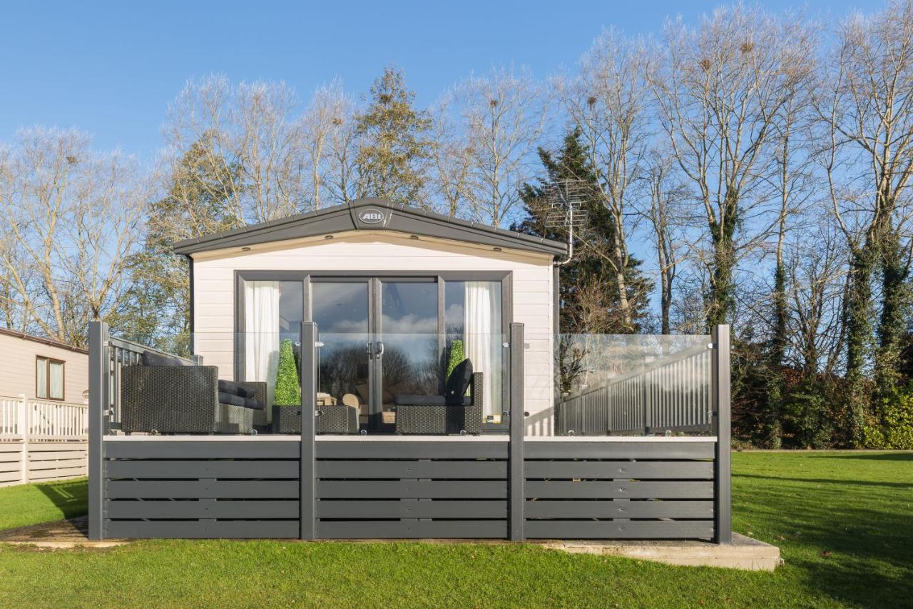 Clearwater Villa South Cerney Exterior photo