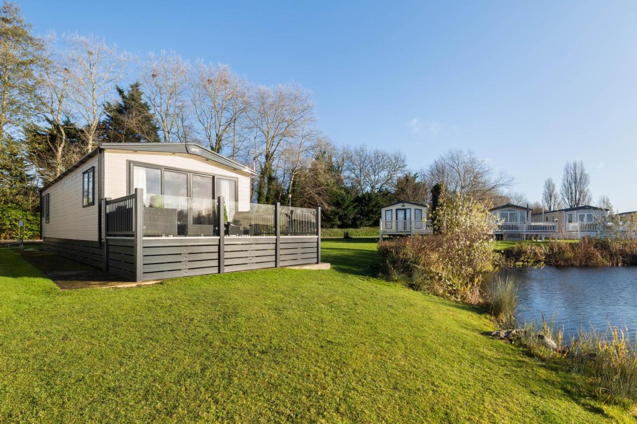 Clearwater Villa South Cerney Exterior photo