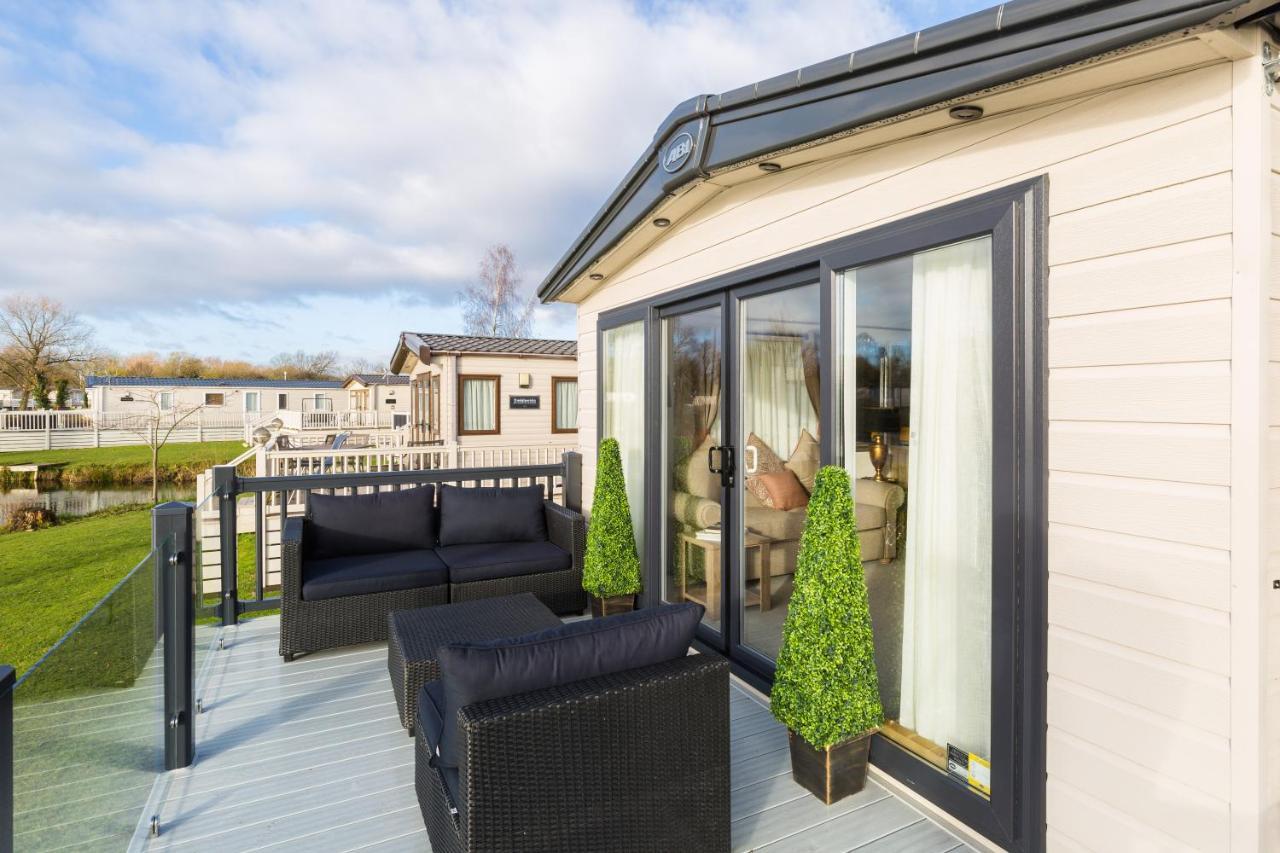 Clearwater Villa South Cerney Exterior photo