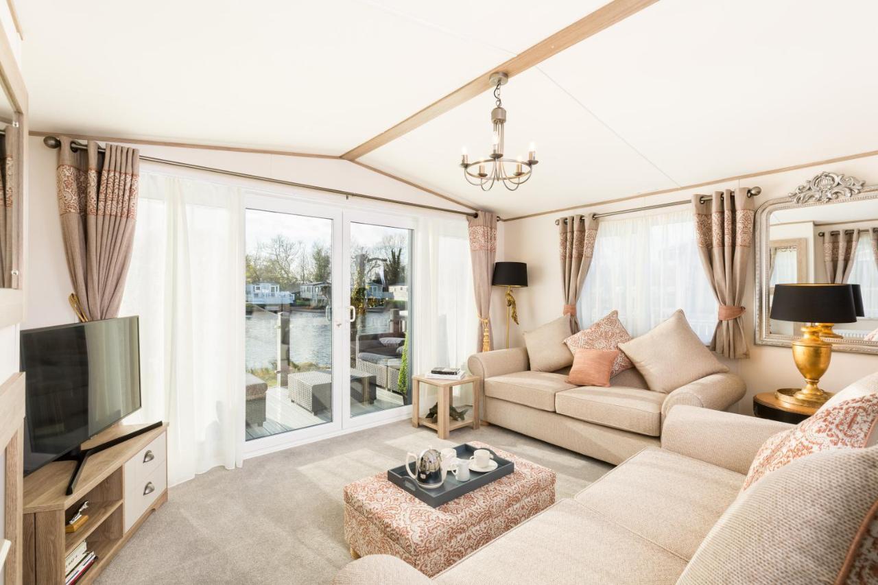 Clearwater Villa South Cerney Exterior photo